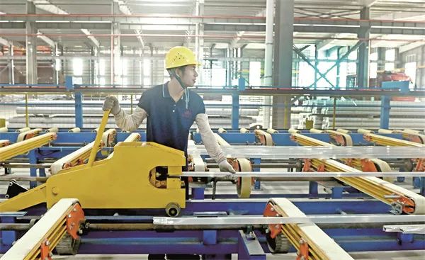 這家鋁企瞄準工業(yè)型材及粉末涂料市場！5月份投產(chǎn)的4條生產(chǎn)線正加緊生產(chǎn)