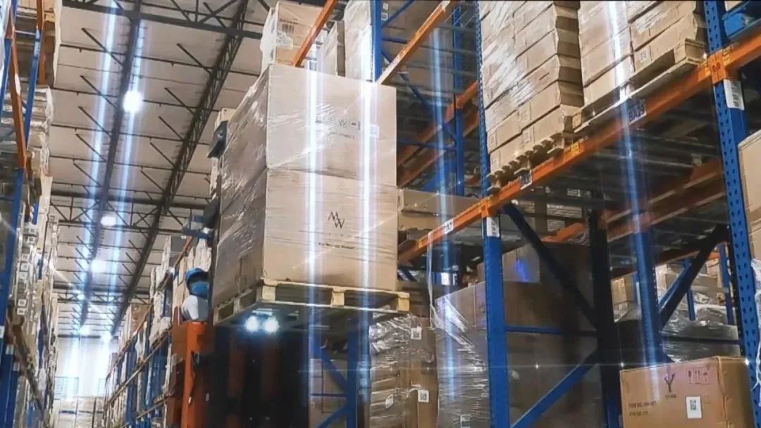 百億項(xiàng)目建設(shè)進(jìn)程觀察！5號(hào)噴涂車間的噴塑線體試運(yùn)行